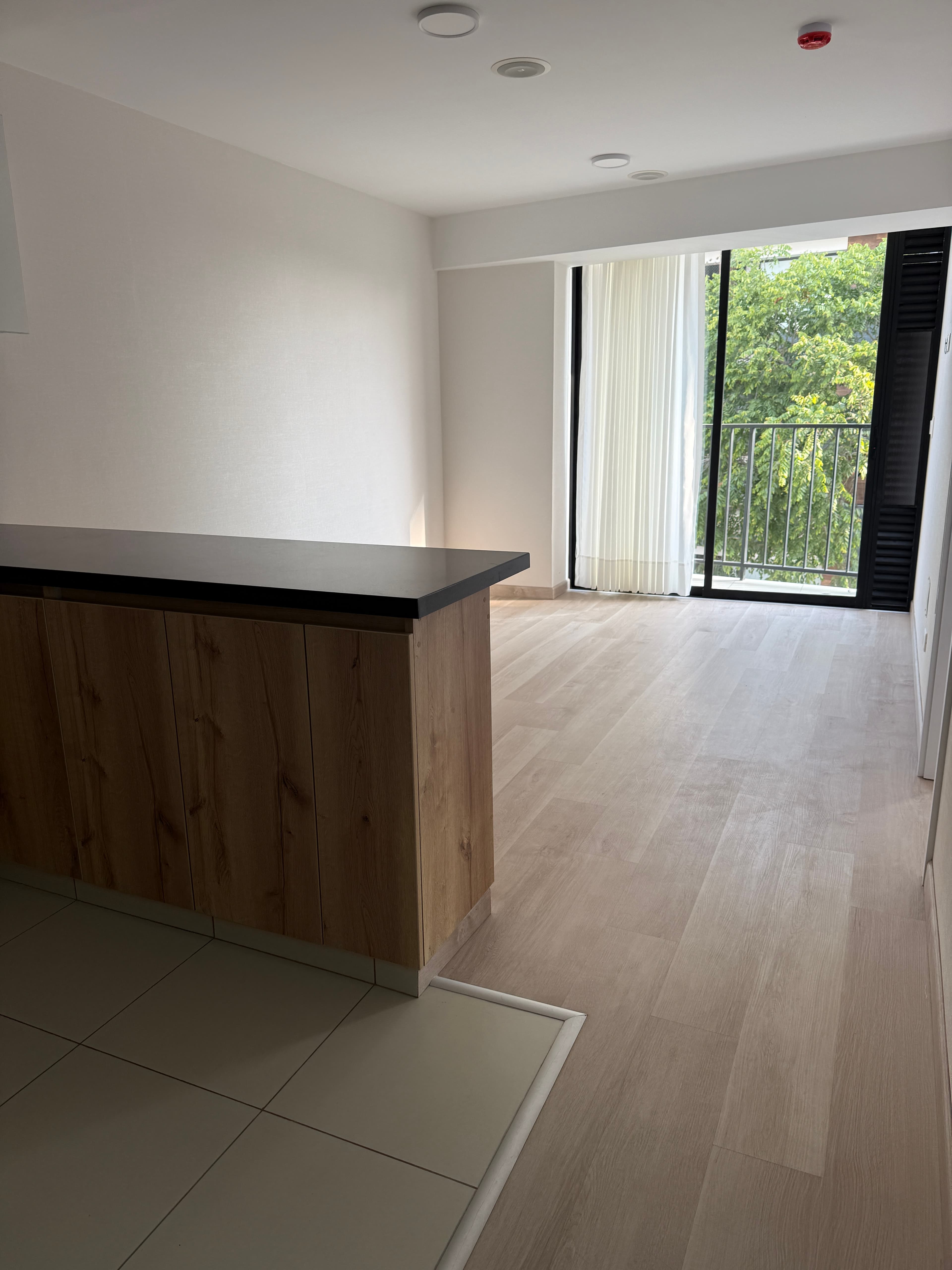 Dormitorio con cómoda