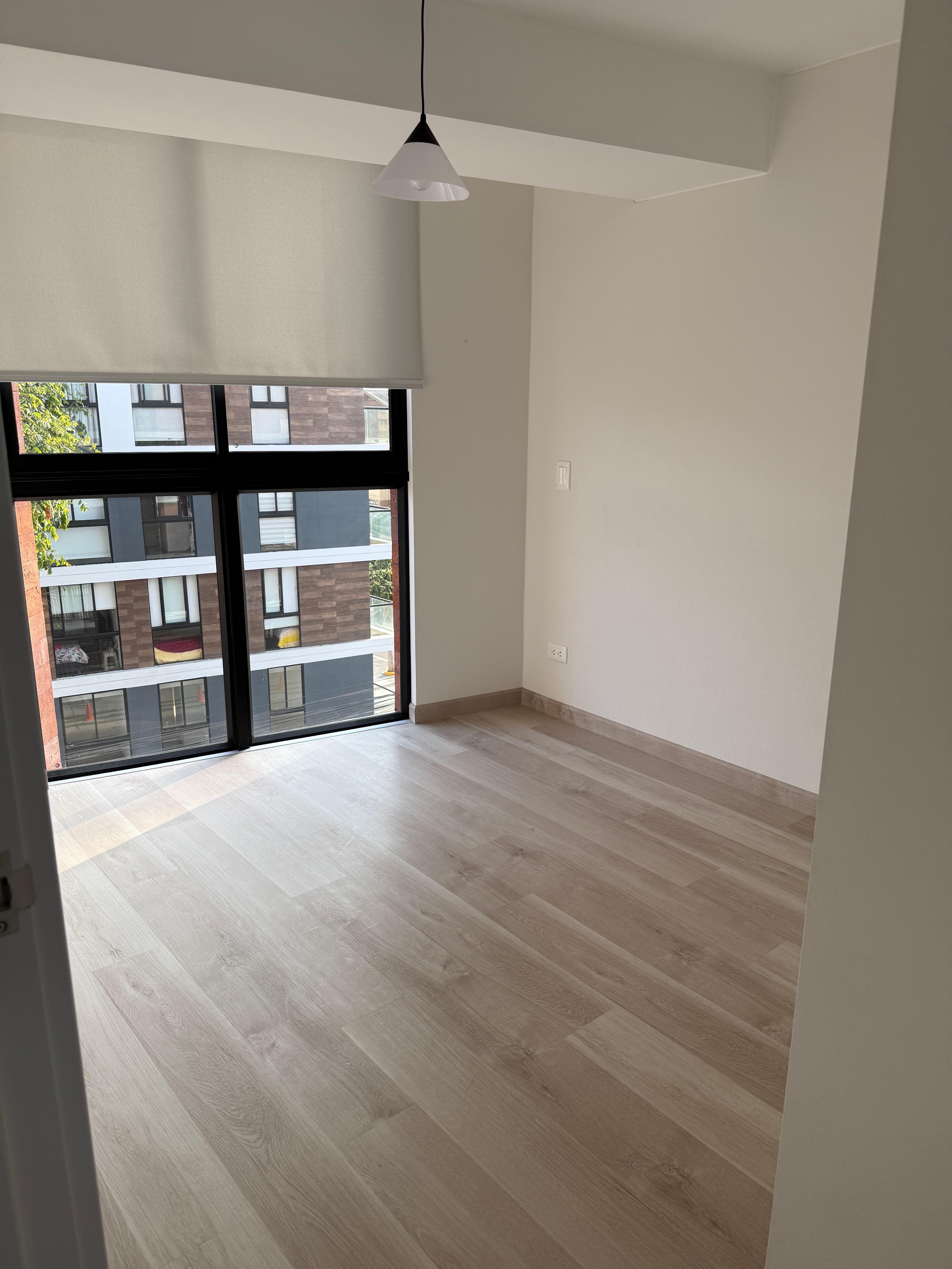 Dormitorio con ventanal